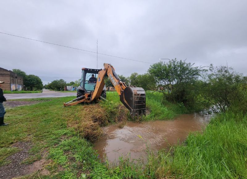 El Municipio de Colonia Elisa despliega un operativo para garantizar el escurrimiento del agua